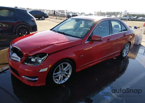 2012 Mercedes-Benz C 250 Sport z USA, uszkodzony, nr VIN WDDGF4HBXCR217409
